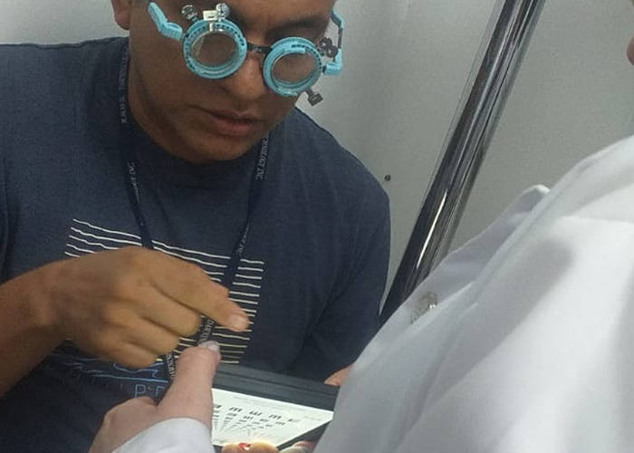 Daltonismo: Caso clínico, avaliação visual e conduta inicial, Paciente do sexo masculino, 19 anos, estudante universitário, procurou avaliação visual relatando dificuldade para diferenciar determinadas tonalidades desde a infância. Segundo o paciente, a maior dificuldade ocorria ao identificar cores semelhantes, principalmente entre vermelho e verde, durante atividades acadêmicas, jogos eletrônicos e na interpretação de gráficos coloridos.

Durante a anamnese do Protocolo OptoPrime, o paciente informou nunca ter apresentado dor ocular, baixa acuidade visual importante ou histórico de doenças oculares. Relatou ainda que outros membros da família apresentavam dificuldades semelhantes na identificação de algumas cores, sugerindo possível histórico familiar compatível com alteração congênita da visão cromática., Avaliação da visão de cores, Protocolo OptoPrime, em, Óptica e Optometria