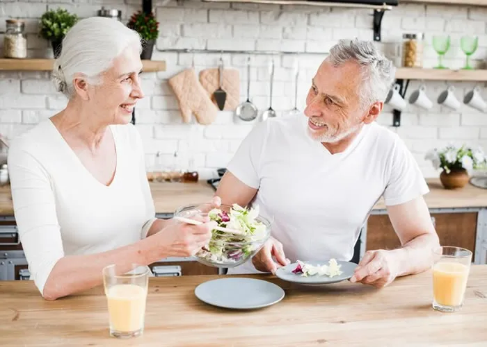 Disfagia e envelhecimento, veja como a educação alimentar pode ajudar a pessoa idosa, O envelhecimento é um processo natural que traz diversas transformações no organismo. Entre as mudanças mais significativas, as alterações no sistema digestório podem afetar diretamente a saúde e a qualidade de vida dos idosos. A disfagia, caracterizada pela dificuldade na deglutição, é uma dessas condições que pode comprometer a nutrição e levar a complicações graves, como desnutrição e pneumonia aspirativa. 

Descubra como um educador social do envelhecimento pode intervir para melhorar a alimentação e o bem-estar dos idosos!, Envelhecimento saudável, Educação alimentar, em, Óptica e Optometria