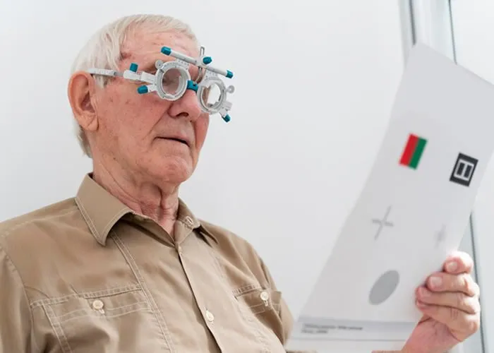 A Importância de Conhecimentos Interdisciplinares para a Optometria, Descubra como os conhecimentos em gerontologia, técnicas de enfermagem e tecnologia da informação podem transformar a prática optométrica, garantindo diagnósticos mais precisos e um atendimento completo.

Por que a Optometria Vai Além dos Olhos?

A optometria moderna exige muito mais do que a habilidade de corrigir problemas visuais. Ela é uma ciência integrativa que busca compreender o paciente como um todo, conectando saúde ocular com outras áreas do cuidado. Neste artigo, você vai descobrir como gerontologia, técnicas de enfermagem e tecnologia da informação (TI) estão revolucionando o campo da optometria.

Gerontologia e Optometria: Enxergando com o Corpo Todo

Com o aumento da expectativa de vida, doenças oculares relacionadas à idade, como catarata, glaucoma e degeneração macular, tornaram-se comuns. O conhecimento em gerontologia ajuda o optometrista a:

Entender o envelhecimento: Compreender as limitações físicas e cognitivas dos idosos.

Promover autonomia: Desenvolver planos de cuidados que incluam reabilitação visual e prevenção de quedas.

Comunicar com empatia: Atender os idosos com sensibilidade às suas necessidades emocionais.

Investir em gerontologia é essencial para atender a maior faixa etária em crescimento no mundo.


Técnicas de Enfermagem na Optometria: Mais Segurança no Atendimento

Integrar técnicas de enfermagem à prática optométrica oferece uma abordagem mais completa e eficaz, beneficiando o paciente em diversos aspectos:

Assepsia avançada: Reduz riscos de infecções oculares.

Primeiros socorros: Manejo inicial em casos de trauma ocular.

Monitoramento de condições sistêmicas: Aferição de pressão arterial e glicemia, fundamentais para identificar doenças que afetam a visão, como hipertensão e diabetes.

Essa conexão interdisciplinar cria um atendimento mais seguro e preventivo.

Tecnologia da Informação: O Futuro da Optometria é Agora

A digitalização na saúde impacta profundamente a prática optométrica. Veja como a TI é essencial:

Equipamentos avançados: Ferramentas como OCT e autorefratores computadorizados oferecem diagnósticos mais rápidos e precisos.

Prontuários eletrônicos: Melhor organização dos dados do paciente e acompanhamento de histórico clínico.

Telemedicina: Consultas virtuais para triagem ou acompanhamento em regiões remotas.

Educação contínua: Acesso a treinamentos e publicações digitais para atualização constante.

Dominar a TI não é apenas uma vantagem; é uma necessidade em um mercado competitivo e em constante evolução.


, Enfermagem, Prevenção, em, Óptica e Optometria