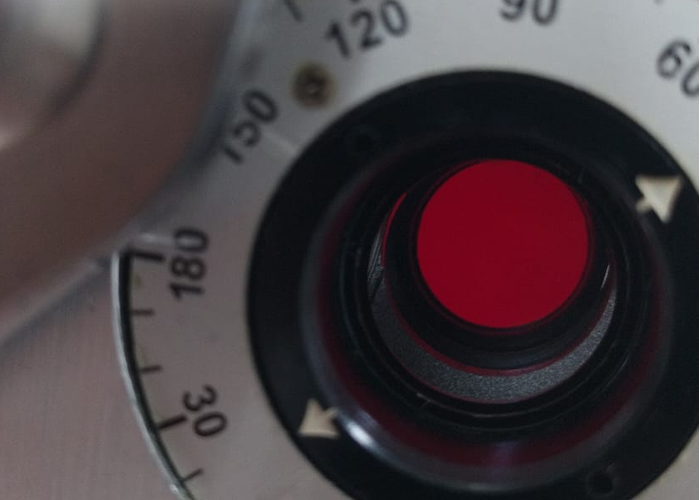 Função da optometria na avaliação da visão e na identificação de alterações na percepção de cores, A optometria tem como uma de suas principais funções realizar a avaliação do sistema visual, considerando não apenas a nitidez da visão, mas também aspectos relacionados à percepção visual, ao conforto e à forma como cada pessoa utiliza a visão em suas atividades diárias. Em casos de alterações na percepção das cores, como quadros sugestivos de protanomalia, a avaliação optométrica pode contribuir para a identificação de características visuais que merecem acompanhamento e orientação individualizada.

Avaliação visual e percepção das cores

A protanomalia é uma alteração relacionada à percepção da região das cores vermelhas, podendo influenciar a forma como determinadas tonalidades são percebidas e diferenciadas. No caso apresentado, a avaliação clínica identificou um quadro sugestivo de alteração na percepção do vermelho, associado a um período aproximado de três anos sem utilização de óculos. Em um paciente a acuidade visual sem correção registrada foi de 20/125 em ambos os olhos, enquanto, com a correção óptica avaliada, alcançou 20/40 binocularmente. Esses dados devem ser interpretados dentro do conjunto da avaliação visual, considerando as características individuais do paciente e os demais achados clínicos.

, Exame de vista na OptoPrime, Manoa Exame de vista, em, Óptica e Optometria