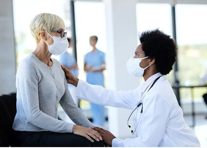 Cuidados diários para um envelhecimento seguro e saudável, O envelhecimento é um processo natural da vida, mas garantir que ele ocorra de forma segura e com qualidade exige atenção e cuidados específicos. No Brasil, estima-se que até 2030 o número de idosos ultrapasse o de crianças e adolescentes, tornando essencial a discussão sobre cuidados diários e bem-estar. Mas você sabe quais são os principais aspectos a considerar na rotina de um idoso? Como familiares e cuidadores podem proporcionar segurança e qualidade de vida? Descubra nesta matéria como transformar o dia a dia de quem chegou à melhor idade em uma experiência confortável e saudável., Cuidados com idosos, Bem-estar na terceira idade, em, Óptica e Optometria