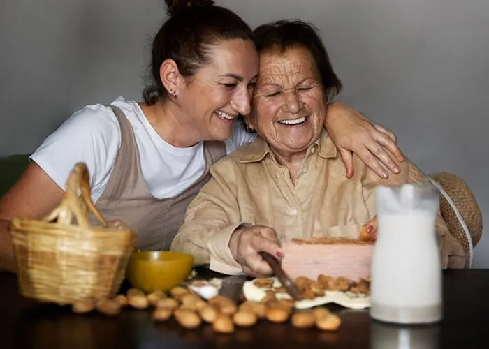 Disfagia e envelhecimento, veja como a educação alimentar pode ajudar a pessoa idosa, O envelhecimento é um processo natural que traz diversas transformações no organismo. Entre as mudanças mais significativas, as alterações no sistema digestório podem afetar diretamente a saúde e a qualidade de vida dos idosos. A disfagia, caracterizada pela dificuldade na deglutição, é uma dessas condições que pode comprometer a nutrição e levar a complicações graves, como desnutrição e pneumonia aspirativa. 

Descubra como um educador social do envelhecimento pode intervir para melhorar a alimentação e o bem-estar dos idosos!, Envelhecimento saudável, Educação alimentar, em, Óptica e Optometria