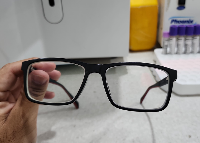 Ângulo pantoscópico, O que é o ângulo pantoscópico?

O ângulo pantoscópico é uma característica do ajuste da armação que influencia a forma como as lentes se posicionam diante dos olhos, podendo contribuir para o desempenho óptico e o conforto visual em diferentes situações de uso.

O ângulo pantoscópico corresponde à inclinação da lente em relação ao plano vertical quando os óculos estão posicionados corretamente no rosto. Em vez de permanecer totalmente perpendicular ao solo, a parte inferior da lente fica levemente mais próxima da face, formando um pequeno ângulo. Esse ajuste faz parte da adaptação da armação e pode influenciar o comportamento óptico das lentes.

Na prática, essa inclinação busca aproximar a direção do olhar da posição em que a pessoa utiliza os óculos durante atividades do cotidiano, como caminhar, dirigir ou realizar tarefas de perto. O valor do ângulo pantoscópico pode variar conforme o tipo de armação, as características anatômicas do usuário e a finalidade da correção óptica.

Esquema ilustrativo do ângulo pantoscópico demonstrando a diferença entre a incidência dos raios luminosos na visão para longe e na visão para perto. O correto ajuste da inclinação das lentes pode contribuir para o desempenho óptico, reduzindo os efeitos da incidência oblíqua da luz e favorecendo o conforto visual, especialmente em lentes multifocais e personalizadas., Óptica oftálmica, Exame vista OptoPrime, em, Óptica e Optometria