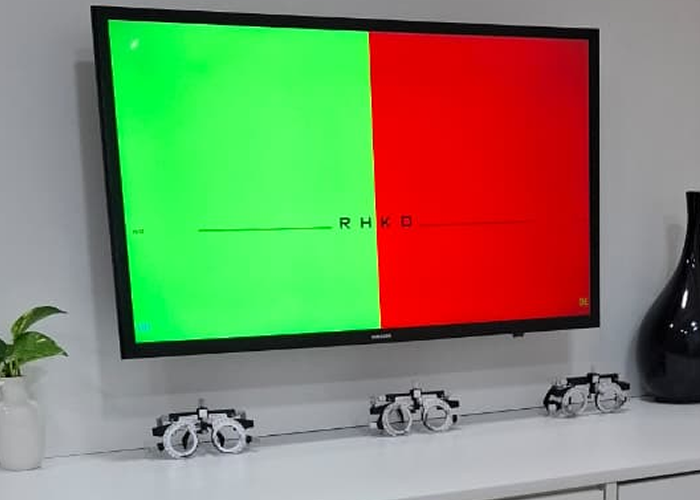 Função principal da optometria: compreender a visão de forma integrada, A optometria tem como função principal estudar e avaliar o sistema visual, considerando não apenas a capacidade de enxergar com nitidez, mas também a forma como a visão participa da orientação espacial, da leitura, da aprendizagem, do movimento, da coordenação e das atividades do cotidiano. A visão é um sentido complexo, que depende da integração entre os olhos, o sistema nervoso e o cérebro. Por isso, a avaliação visual pode envolver diferentes aspectos relacionados ao funcionamento do sistema visual.

Como área da saúde, a optometria possui um campo de atuação próprio e estabelece diálogo com outras áreas do conhecimento, como medicina, enfermagem, gerontologia, nutrição, fisioterapia, educação e outras ciências relacionadas à saúde e ao bem-estar. Essa integração não significa confundir as diferentes profissões, mas reconhecer que a saúde humana é complexa e que diferentes profissionais podem contribuir, dentro de suas respectivas competências, para a promoção da saúde, a prevenção de alterações e o encaminhamento adequado quando necessário.

A diferença entre cuidados oculares e cuidados visuais também é importante. Os cuidados oculares estão frequentemente relacionados à observação e ao acompanhamento das estruturas dos olhos, enquanto os cuidados visuais envolvem a maneira como a pessoa utiliza e processa as informações visuais no ambiente. Assim, a optometria pode analisar aspectos relacionados à qualidade da visão, à refração, à coordenação binocular, à acomodação, aos movimentos oculares e à interação entre visão, postura e atividades realizadas no dia a dia.

, Avaliação visual, Optometria e visão, em, Óptica e Optometria