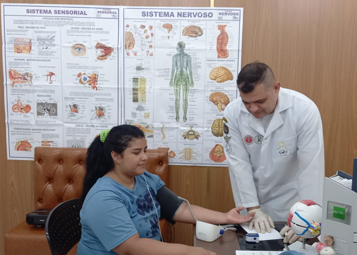 Julho Verde - O que são os tumores de cabeça e pescoço e por que a visão pode ser afetada?, Você sabia que um exame optométrico pode detectar sinais iniciais de doenças graves como os tumores de cabeça e pescoço? A clínica Opto Prime, durante a campanha Julho Verde, tem intensificado seus esforços de educação, triagem e encaminhamentos precoces. A avaliação visual vai muito além de medir grau: é um momento de escuta, observação clínica e orientação. Muitos pacientes chegam por simples queixas visuais e saem com encaminhamentos que podem salvar suas vidas. A saúde visual é parte essencial da saúde geral. Valorize sua visão, cuide-se e participe das campanhas de prevenção.


Durante o Julho Verde, mês de conscientização sobre os tumores de cabeça e pescoço, é essencial lembrar que a saúde visual também pode ser impactada por essas doenças. Tumores localizados na região ocular, órbitas, cavidade nasal e seios paranasais podem gerar sintomas como visão dupla, perda parcial da visão e dores ao redor dos olhos. A atuação do optometrista é crucial na detecção precoce dessas alterações, colaborando com outros profissionais da saúde para diagnósticos mais rápidos. A clínica Opto Prime realiza avaliações optométricas completas, que podem sinalizar alterações estruturais visuais compatíveis com essas doenças. Quanto mais cedo forem identificadas, maiores as chances de tratamento eficaz. 

, Optometria preventiva, Márcia Sousa Optometrista, em, Óptica e Optometria