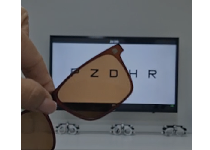 Óculos com lentes polarizadas, Como as lentes polarizadas atuam na visão

Entenda como as lentes polarizadas reduzem reflexos intensos, contribuem para o conforto visual em ambientes externos e conheça os principais aspectos que devem ser considerados antes da escolha.

As lentes polarizadas são desenvolvidas com um filtro óptico específico capaz de reduzir parte dos reflexos produzidos pela luz solar quando ela incide sobre superfícies horizontais, como ruas asfaltadas, lagos, rios, praias e veículos. Esse recurso pode proporcionar uma experiência visual mais confortável em diversas situações do dia a dia, especialmente durante atividades realizadas ao ar livre.

Ao diminuir o brilho excessivo, essas lentes podem favorecer uma percepção visual mais agradável em condições de alta luminosidade. Além disso, muitos modelos disponíveis no mercado também oferecem proteção contra a radiação ultravioleta (UV), um fator importante para auxiliar na proteção dos olhos durante a exposição ao sol. A escolha da lente deve considerar a qualidade do produto e as necessidades individuais de cada usuário.

, Conforto visual ao dirigir, Proteção UV para os olhos, em, Óptica e Optometria