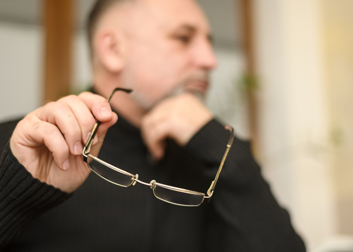 Fotofobia: Avaliação clínica, achados e discussão de caso, Conheça um caso clínico ilustrativo sobre fotofobia, os principais exames realizados, achados clínicos e aspectos importantes da avaliação ocular.

A fotofobia é um sintoma caracterizado pela sensibilidade aumentada à luz, podendo estar relacionada a diferentes condições oculares ou sistêmicas. A avaliação clínica detalhada auxilia na investigação da possível origem do desconforto visual e no direcionamento para a conduta mais apropriada.

A fotofobia não é considerada uma doença, mas um sintoma que pode estar presente em diversas alterações oculares e neurológicas. Pessoas com esse quadro costumam relatar desconforto ao serem expostas à luz natural ou artificial, podendo apresentar lacrimejamento, necessidade de semicerrar os olhos e dificuldade para permanecer em ambientes muito iluminados.

Diversos fatores podem estar associados à fotofobia, incluindo alterações da superfície ocular, inflamações, traumas, enxaqueca, uso de determinados medicamentos e algumas doenças sistêmicas. Por esse motivo, uma avaliação clínica completa é importante para investigar a origem do sintoma e definir a necessidade de acompanhamento especializado., Avaliação clínica ocular, Caso clínico de fotofobia, em, Óptica e Optometria