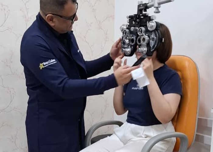 Exame de Vista no Manoa, A OPTOBEM nasce com a missão de elevar o padrão da Optometria Clínica por meio da integração entre conhecimento científico, tecnologia e atendimento humanizado. Em parceria com a Clínica OPTO PRIME – Exame de Vista no Manoa, desenvolvemos protocolos clínicos próprios que ampliam a investigação da saúde visual, permitindo uma avaliação mais completa das funções oculares, da visão binocular, da acomodação, das vias ópticas e da percepção visual. Nosso objetivo é oferecer uma experiência clínica baseada em evidências, contribuindo para a promoção da saúde visual e para a identificação precoce de alterações funcionais.

Conhecimento científico, inovação e atendimento humanizado para cuidar da sua visão.

Em parceria com a Clínica OPTO PRIME – Exame de Vista no Manoa, desenvolvemos protocolos clínicos exclusivos que valorizam uma avaliação visual abrangente, contribuindo para a promoção da saúde visual, da qualidade de vida e do cuidado integral com cada paciente. Essa abordagem une pesquisa, prática clínica e educação em saúde para oferecer um atendimento diferenciado e baseado nas melhores evidências disponíveis.

Mais do que realizar uma simples refração, a OPTOBEM busca compreender como os olhos e o cérebro trabalham em conjunto para formar a visão. Nossos protocolos clínicos avaliam aspectos importantes do sistema visual, como motilidade ocular, vergências, reservas fusionais, resposta acomodativa, sensibilidade ao contraste, visão de cores, integração sensorial e rastreamento de possíveis alterações neurovisuais. Cada paciente é atendido de forma individualizada, respeitando suas necessidades visuais e sua história clínica.

No Centro de Pesquisa e Desenvolvimento em Optometria Clínica, os Protocolos OPTO PRIME representam um diferencial exclusivo. Eles foram estruturados para auxiliar na investigação de diversas condições relacionadas à visão, oferecendo suporte técnico ao raciocínio clínico e contribuindo para decisões mais seguras durante a avaliação optométrica. Essa abordagem reforça o compromisso da OPTOBEM com a inovação, a pesquisa científica e a melhoria contínua dos serviços prestados.

Além da prática clínica, a OPTOBEM dedica-se à produção de conteúdo científico, desenvolvimento de materiais educativos e criação de protocolos voltados à educação em saúde visual. Nosso compromisso é compartilhar conhecimento com estudantes, profissionais da área da saúde e com a comunidade, promovendo a conscientização sobre a importância da prevenção, do acompanhamento periódico e da preservação da visão em todas as fases da vida.

Na Clínica OPTO PRIME, localizada no bairro Manoa, cada exame é conduzido com ética, responsabilidade e atenção aos detalhes. Acreditamos que enxergar bem é resultado da integração entre ciência, tecnologia e cuidado com as pessoas. Por isso, investimos continuamente no aperfeiçoamento dos nossos protocolos clínicos, oferecendo uma avaliação visual moderna, acolhedora e baseada nas melhores práticas da Optometria Clínica., Protocolos OPTOBEM, Optometrista Manaus, em, Óptica e Optometria