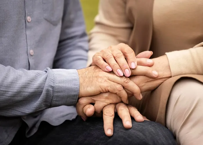 A Lei 14.423/22,  o novo olhar para a pessoa idosa e seus impactos na sociedade, A sociedade tem se transformado a cada dia e, com ela, a forma de tratar os diferentes grupos etários. No Brasil, a Lei 14.423/22, sancionada em julho de 2022, marcou uma mudança significativa na legislação voltada à população com mais de 60 anos. Ela alterou o termo idoso para pessoa idosa em todos os documentos do Estatuto do Idoso. Mas o que essa mudança representa?  Como isso reflete no cuidado com a saúde, alimentação e tratamentos, o futuro das Pessoas Idosas no Brasil, Tratamentos para idosos, Respeito à pessoa idosa, em, Óptica e Optometria