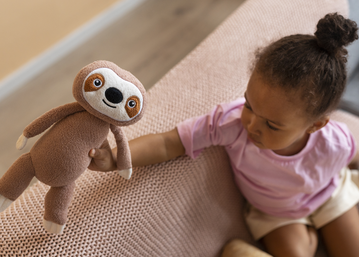 Lesões oculares relacionadas a brinquedos na infância, Brincar faz parte do desenvolvimento físico, emocional e cognitivo da criança. Entretanto, determinadas brincadeiras e alguns brinquedos podem representar riscos importantes para os olhos quando utilizados sem supervisão ou de forma inadequada. Lesões oculares podem variar desde pequenos traumatismos superficiais até alterações que exigem atendimento de urgência e acompanhamento especializado.

No Protocolo OptoPrime de Saúde Visual, a prevenção ocupa um papel central. Além da avaliação da acuidade visual e da função binocular, a orientação aos pais e responsáveis faz parte do atendimento, contribuindo para reduzir situações que possam comprometer a saúde ocular durante a infância., Trauma ocular por brinquedos, Prevenção de lesões oculares, em, Óptica e Optometria