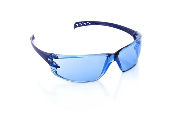 Armação curvada e conforto visual em lentes monofocais, Análise clínica de adaptação visual em paciente jovem utilizando lente monofocal com grau negativo, armação curvada e filtro azul.

Paciente de 28 anos procurou avaliação visual relatando desconforto durante o uso de seus óculos, principalmente em atividades prolongadas de visão próxima e durante períodos de exposição a telas digitais. O paciente utilizava lentes monofocais com prescrição aproximada de -1,00 dioptria esférica, -3,00 dioptrias cilíndricas no eixo 10º, montadas em uma armação com curvatura acentuada.

Durante a análise inicial, observou-se que alguns fatores relacionados ao conjunto óptico poderiam estar influenciando a percepção visual, como a geometria da armação, posição das lentes em relação aos olhos, parâmetros de montagem, adaptação ao astigmatismo corrigido e características individuais de sensibilidade visual.

A presença de uma armação mais curvada pode alterar a relação entre o eixo visual do usuário e a superfície da lente, podendo modificar a experiência perceptiva principalmente em prescrições com maior componente cilíndrico. Isso não significa necessariamente um erro na prescrição, mas indica a importância de avaliar a interação entre lente, armação e sistema visual., Protocolo OptoPrime avaliação visual, Sensibilidade ao filtro azul em lentes, em, Óptica e Optometria