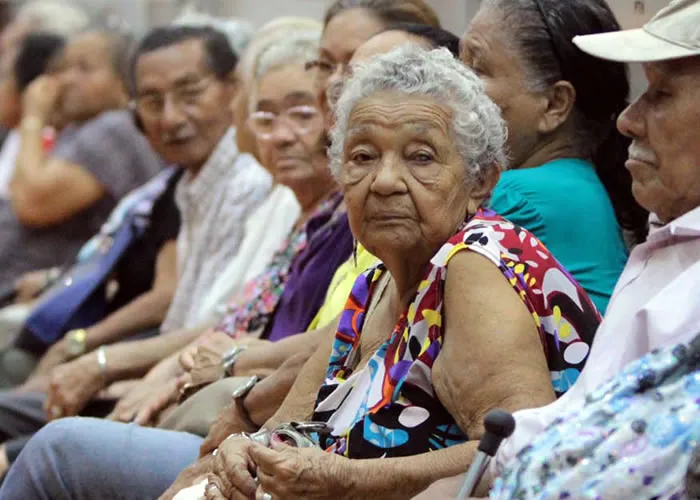 A Situação da pessoa idosa no Brasil: Desafios e perspectivas, Segundo dados do IBGE, a população com 60 anos ou mais representa cerca de 15 por cento dos brasileiros e deve dobrar até 2050. Esse fenômeno é impulsionado pela redução das taxas de natalidade e o aumento da expectativa de vida, que hoje é superior a 75 anos. 

Com isso, surgem desafios para garantir qualidade de vida aos idosos, como o fortalecimento das políticas de saúde, a ampliação de serviços sociais e a promoção da inclusão social. Termos como qualidade de vida para idosos, políticas de envelhecimento e assistência ao idoso tornam-se essenciais no debate público.

, Acessibilidade na saúde, Futuro do envelhecimento, em, Óptica e Optometria