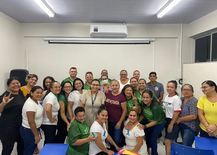 Inclusão digital da Pessoa Idosa, o papel do Educador Social do Envelhecimento, A tecnologia para os idoso é algo extremamente comum nos dias hoje. Está conectado à Internet é algo extremamente comum, o que vemos nos dia a dia, são jovens cada vez mais conectado e Internet no meio da tecnologia, porém para a pessoa idosa, estão se adaptando a essa nova realidade.

A inclusão digital para pessoas com 60 anos ou mais visa proporcionar a esse público acesso e habilidades para usar a tecnologia e a internet no dia a dia, promovendo maior independência, integração social e qualidade de vida. Esse processo envolve mais do que simplesmente disponibilizar dispositivos; é preciso adaptar a tecnologia e oferecer apoio educativo específico.

Cabe ainda ressaltar que o tempo prolongado diante de dispositivos como celulares, smartphones, computadores e televisores pode levar a problemas como fadiga ocular, distúrbios do sono, sedentarismo, isolamento social e declínio cognitivo. Além disso, o uso excessivo de telas pode contribuir para o agravamento de condições como hipertensão e diabetes, devido ao comportamento sedentário associado. Por outro lado, o uso moderado e adequado de tecnologias pode ser benéfico, ajudando na manutenção da comunicação social, aprendizado e acesso a serviços de saúde. É essencial que os idosos sejam orientados sobre o equilíbrio no uso das telas, realizando pausas frequentes e priorizando atividades físicas e interações sociais.

Como EDUCADORES SOCIAIS DO ENVELHECIMENTO, cabe cada um  desempenhar um papel de extrema importância em ajudar a pessoa idosa a se manter segura no uso de tecnologias digitais. Utilizando uma linguagem clara e acessível, o educador social do envelhecimento ensina e orienta as práticas simples para evitar golpes e fraudes, como o não compartilhar senhas com uma linguagem clara e acessível a pessoa idosa, desconfiar de mensagens suspeitas e acessar apenas sites confiáveis. Além disso, orienta sobre a importância de criar senhas fortes e manter os dispositivos atualizados para garantir mais proteção.
, Senescência , Hábitos saudáveis , em, Óptica e Optometria