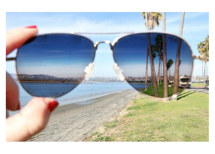 Óculos polarizados,  benefícios, cuidados e conforto visual, Como as lentes polarizadas atuam na visão

Entenda como as lentes polarizadas reduzem reflexos intensos, contribuem para o conforto visual em ambientes externos e conheça os principais aspectos que devem ser considerados antes da escolha.

As lentes polarizadas são desenvolvidas com um filtro óptico específico capaz de reduzir parte dos reflexos produzidos pela luz solar quando ela incide sobre superfícies horizontais, como ruas asfaltadas, lagos, rios, praias e veículos. Esse recurso pode proporcionar uma experiência visual mais confortável em diversas situações do dia a dia, especialmente durante atividades realizadas ao ar livre.

Ao diminuir o brilho excessivo, essas lentes podem favorecer uma percepção visual mais agradável em condições de alta luminosidade. Além disso, muitos modelos disponíveis no mercado também oferecem proteção contra a radiação ultravioleta (UV), um fator importante para auxiliar na proteção dos olhos durante a exposição ao sol. A escolha da lente deve considerar a qualidade do produto e as necessidades individuais de cada usuário.

, Conforto visual ao dirigir, Proteção UV para os olhos, em, Óptica e Optometria