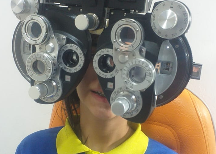 Optometrista, o aliado da Atenção Primária à Saúde Visual, O optometrista, profissional qualificado por cursos reconhecidos pelo MEC, é peça fundamental no cuidado com a saúde visual na atenção primária. Atuando com exames de refração, indicação de óculos, lentes de contato e terapias visuais não invasivas, ele contribui para a qualidade de vida da população. Na Clínica Opto Prime, o atendimento humanizado e baseado em evidências garante uma avaliação completa, voltada à detecção precoce de alterações oculares ou sistêmicas. A atuação precoce evita complicações maiores, como cegueira evitável, garantindo que o paciente seja encaminhado rapidamente ao especialista necessário.


, exame de vista completo, Márcia Sousa Optometrista, em, Óptica e Optometria