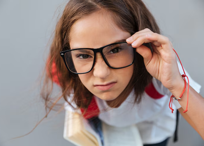 Problemas de Visão na Aprendizagem -  A Importância do optometrista na detecção precoce, Os problemas de visão são frequentemente negligenciados como causa de dificuldades na aprendizagem, afetando crianças, adolescentes e até adultos em processos educativos e profissionais. Em muitos casos, a pessoa apresenta baixo rendimento escolar, dores de cabeça, falta de concentração e desinteresse por atividades visuais, como leitura e escrita, sem saber que a raiz do problema pode estar nos olhos.

O acompanhamento com um optometrista é fundamental para investigar esses sinais de forma precoce. Esses profissionais são especializados na avaliação da função visual, sendo capazes de realizar exames optométricos completos que detectam alterações como:

Miopia (dificuldade para ver de longe)

Hipermetropia (dificuldade para ver de perto)

Astigmatismo (visão distorcida ou embaçada)

Ambliopia (olho preguiçoso)

Disfunções de acomodação e motilidade ocular

Essas condições, quando não tratadas a tempo, podem prejudicar o desempenho escolar, a autoestima e até o desenvolvimento cognitivo. A atuação do optometrista, por meio de testes de acuidade visual, exames funcionais, análise binocular e de foco, é essencial para orientar intervenções precoces e propor soluções como o uso de lentes corretivas, exercícios visuais ou encaminhamentos especializados.

Além das crianças, jovens e adultos que enfrentam dificuldades para absorver conteúdos, ler com clareza ou manter a concentração durante tarefas visuais, também se beneficiam desses exames. A detecção precoce garante mais qualidade de vida, autonomia e melhor desempenho em atividades cotidianas.

Cuidar da visão é cuidar do aprendizado em todas as fases da vida. Realizar exames visuais regulares com um optometrista pode fazer toda a diferença no desenvolvimento de cada pessoa., Detecção precoce , Dificuldades de aprendizagem, em, Óptica e Optometria