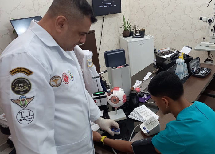 Exame de Vista no Manoa - Clínica Opto Prime, Manter a saúde dos olhos em dia é essencial para todas as idades, e a Clínica Opto Prime, localizada no bairro Manoa em Manaus, oferece exames de vista completos e modernos para toda a família. A optometria atua diretamente na prevenção de doenças visuais e na detecção precoce de problemas como miopia, astigmatismo, presbiopia e outras condições que podem comprometer a qualidade de vida. Além do atendimento individualizado na clínica, a Opto Prime realiza ações em bairros próximos, promovendo a conscientização sobre a importância dos exames periódicos. Agende sua consulta e cuide da sua visão com profissionais qualificados que utilizam tecnologia avançada para garantir diagnósticos precisos e tratamentos eficazes.

O Papel da Clínica Opto Prime no Manoa na Detecção Precoce de Problemas Visuais em Manaus

A detecção precoce de problemas visuais é fundamental para evitar complicações e preservar a qualidade de vida. Na Clínica Opto Prime, localizada no bairro Manoa, o exame de vista é realizado com atenção detalhada para identificar desde erros refrativos até doenças mais complexas. Os profissionais da optometria utilizam testes específicos para detectar alterações funcionais, o que muitas vezes não é feito em exames simples. A clínica também atua com ações em bairros de Manaus, promovendo a prevenção e a educação em saúde visual. Cuidar da visão é investir no bem-estar, e a Opto Prime é parceira nessa missão.

, Prevenção saúde visual Manaus, Prevenção saúde visual Manaus, em, Óptica e Optometria
