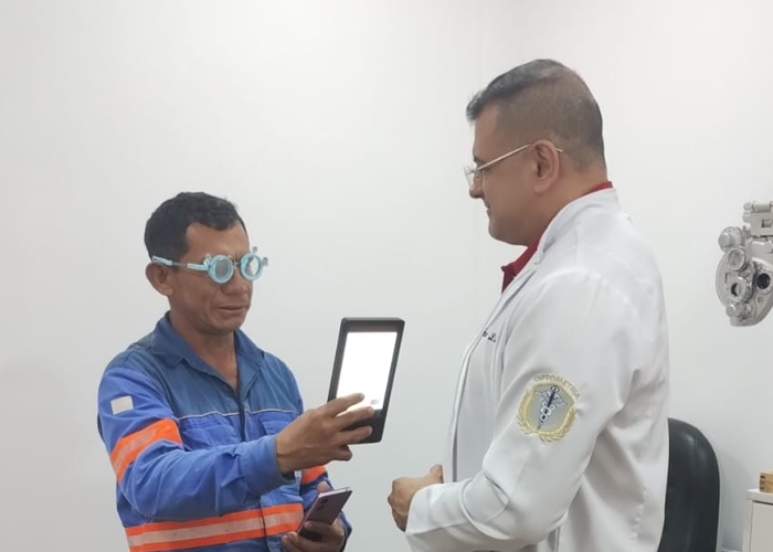 Exame de Vista Completo: Avaliação da Refração e da Saúde Visual, A função principal da optometria está relacionada à avaliação dos aspectos funcionais da visão e da refração, buscando compreender como o sistema visual responde às diferentes demandas do cotidiano. Durante um exame de vista completo, a análise pode envolver a acuidade visual, a refração, a binocularidade, a acomodação e outros aspectos relacionados ao desempenho visual, de acordo com a formação profissional, a legislação aplicável e os recursos disponíveis para a avaliação.

A identificação de uma alteração refrativa, como miopia, hipermetropia ou astigmatismo, representa apenas uma parte da investigação visual. A qualidade da visão também pode ser influenciada pela forma como os dois olhos trabalham em conjunto, pela capacidade de focalização e pelas exigências visuais de cada pessoa. Por isso, uma avaliação individualizada pode contribuir para uma compreensão mais ampla das necessidades visuais apresentadas.

Este conteúdo possui caráter educativo e informativo. O diagnóstico e o tratamento de doenças devem ser realizados por profissional habilitado após avaliação clínica., Optometria preventiva, Opto Prime Manoa, em, Óptica e Optometria