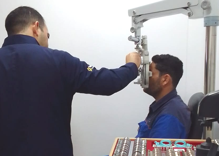 Exame de Vista Completo: Avaliação da Refração e da Saúde Visual, A função principal da optometria está relacionada à avaliação dos aspectos funcionais da visão e da refração, buscando compreender como o sistema visual responde às diferentes demandas do cotidiano. Durante um exame de vista completo, a análise pode envolver a acuidade visual, a refração, a binocularidade, a acomodação e outros aspectos relacionados ao desempenho visual, de acordo com a formação profissional, a legislação aplicável e os recursos disponíveis para a avaliação.

A identificação de uma alteração refrativa, como miopia, hipermetropia ou astigmatismo, representa apenas uma parte da investigação visual. A qualidade da visão também pode ser influenciada pela forma como os dois olhos trabalham em conjunto, pela capacidade de focalização e pelas exigências visuais de cada pessoa. Por isso, uma avaliação individualizada pode contribuir para uma compreensão mais ampla das necessidades visuais apresentadas.

Este conteúdo possui caráter educativo e informativo. O diagnóstico e o tratamento de doenças devem ser realizados por profissional habilitado após avaliação clínica., Optometria preventiva, Opto Prime Manoa, em, Óptica e Optometria