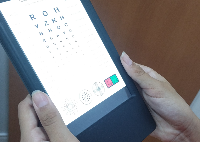 Exame de vista completo, A função principal da optometria está relacionada à avaliação dos aspectos funcionais da visão e da refração, buscando compreender como o sistema visual responde às diferentes demandas do cotidiano. Durante um exame de vista completo, a análise pode envolver a acuidade visual, a refração, a binocularidade, a acomodação e outros aspectos relacionados ao desempenho visual, de acordo com a formação profissional, a legislação aplicável e os recursos disponíveis para a avaliação.

A identificação de uma alteração refrativa, como miopia, hipermetropia ou astigmatismo, representa apenas uma parte da investigação visual. A qualidade da visão também pode ser influenciada pela forma como os dois olhos trabalham em conjunto, pela capacidade de focalização e pelas exigências visuais de cada pessoa. Por isso, uma avaliação individualizada pode contribuir para uma compreensão mais ampla das necessidades visuais apresentadas.

Este conteúdo possui caráter educativo e informativo. O diagnóstico e o tratamento de doenças devem ser realizados por profissional habilitado após avaliação clínica., Optometria preventiva, Opto Prime Manoa, em, Óptica e Optometria