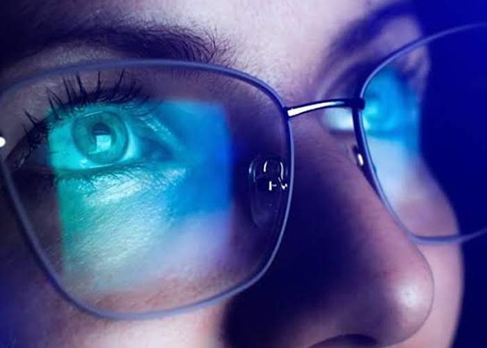 Desconforto visual em lentes monofocais, Análise clínica de adaptação visual em paciente jovem utilizando lente monofocal com grau negativo, armação curvada e filtro azul.

Paciente de 28 anos procurou avaliação visual relatando desconforto durante o uso de seus óculos, principalmente em atividades prolongadas de visão próxima e durante períodos de exposição a telas digitais. O paciente utilizava lentes monofocais com prescrição aproximada de -1,00 dioptria esférica, -3,00 dioptrias cilíndricas no eixo 10º, montadas em uma armação com curvatura acentuada.

Durante a análise inicial, observou-se que alguns fatores relacionados ao conjunto óptico poderiam estar influenciando a percepção visual, como a geometria da armação, posição das lentes em relação aos olhos, parâmetros de montagem, adaptação ao astigmatismo corrigido e características individuais de sensibilidade visual.

A presença de uma armação mais curvada pode alterar a relação entre o eixo visual do usuário e a superfície da lente, podendo modificar a experiência perceptiva principalmente em prescrições com maior componente cilíndrico. Isso não significa necessariamente um erro na prescrição, mas indica a importância de avaliar a interação entre lente, armação e sistema visual., Protocolo OptoPrime avaliação visual, Sensibilidade ao filtro azul em lentes, em, Óptica e Optometria
