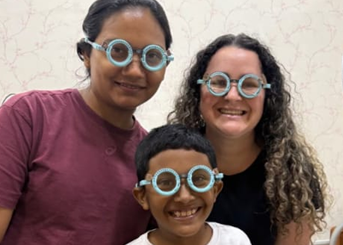 Tapete retiniano, anemia e baixa visão: Como alterações sistêmicas podem influenciar a saúde visual, O tapete retiniano sua importância na avaliação visual

Durante uma avaliação da saúde visual, diversos aspectos podem ser observados para compreender o funcionamento do sistema visual. Entre eles está a análise do chamado tapete retiniano, expressão utilizada para descrever a aparência do fundo do olho, especialmente da retina, onde estão estruturas responsáveis pela captação da luz e pelo início do processamento das informações visuais. A observação dessa região pode revelar características compatíveis com o envelhecimento, alterações vasculares, pigmentares ou outras condições que merecem investigação complementar. É importante destacar que nenhuma alteração isolada confirma um diagnóstico, sendo necessária uma avaliação clínica completa realizada por profissional habilitado.

A relação entre anemia e a função visual

A anemia é uma condição caracterizada pela redução da capacidade do sangue em transportar oxigênio para os tecidos. Como a retina possui elevada demanda metabólica, alterações na oxigenação podem influenciar seu funcionamento em determinadas situações. Algumas pessoas com anemia podem relatar sintomas como fadiga visual, diminuição da percepção de contraste, dificuldade para manter o foco durante atividades prolongadas ou sensação de visão menos confortável. Entretanto, esses sinais também podem estar presentes em diversas outras condições, motivo pelo qual não devem ser utilizados como critério diagnóstico isolado. A investigação médica é fundamental para identificar a causa dos sintomas.

Baixa visão durante o exame de vista, diferentes causas

Quando a acuidade visual permanece reduzida mesmo após o refinamento da correção óptica, o profissional da saúde visual pode considerar diferentes possibilidades durante a avaliação funcional. Alterações refrativas, opacidades dos meios oculares, doenças retinianas, alterações do nervo óptico, fatores neurológicos e condições sistêmicas podem influenciar o desempenho visual. Em alguns casos, a análise do fundo do olho e dos demais testes realizados durante a avaliação podem indicar a necessidade de encaminhamento para exames complementares ou avaliação médica especializada. Esse processo contribui para uma abordagem responsável e baseada na observação clínica.


, Exame de vista na OptoPrime, Avaliação da saúde visual, em, Óptica e Optometria