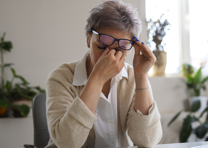 Desconforto visual em lentes monofocais, Análise clínica de adaptação visual em paciente jovem utilizando lente monofocal com grau negativo, armação curvada e filtro azul.

Paciente de 28 anos procurou avaliação visual relatando desconforto durante o uso de seus óculos, principalmente em atividades prolongadas de visão próxima e durante períodos de exposição a telas digitais. O paciente utilizava lentes monofocais com prescrição aproximada de -1,00 dioptria esférica, -3,00 dioptrias cilíndricas no eixo 10º, montadas em uma armação com curvatura acentuada.

Durante a análise inicial, observou-se que alguns fatores relacionados ao conjunto óptico poderiam estar influenciando a percepção visual, como a geometria da armação, posição das lentes em relação aos olhos, parâmetros de montagem, adaptação ao astigmatismo corrigido e características individuais de sensibilidade visual.

A presença de uma armação mais curvada pode alterar a relação entre o eixo visual do usuário e a superfície da lente, podendo modificar a experiência perceptiva principalmente em prescrições com maior componente cilíndrico. Isso não significa necessariamente um erro na prescrição, mas indica a importância de avaliar a interação entre lente, armação e sistema visual., Protocolo OptoPrime avaliação visual, Sensibilidade ao filtro azul em lentes, em, Óptica e Optometria