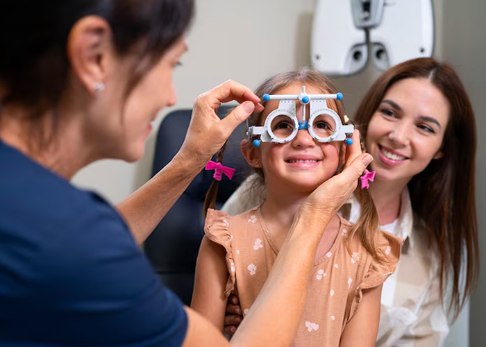 Exame de vista OptoPrime, O coloboma é uma condição ocular causada por uma falha no fechamento da fissura embrionária durante as primeiras semanas de gestação. Essa fissura é essencial para o desenvolvimento normal dos olhos. Quando o processo de fechamento não é completo, pode surgir uma abertura em partes do olho, como a íris, pálpebra, retina, coróide ou nervo óptico. Alterações na íris ou na pálpebra geralmente não afetam a visão, mas se a falha ocorrer na retina ou no nervo óptico, há risco significativo de perda visual ou cegueira.

Uma malformação ocular congênita que pode afetar diferentes estruturas do olho, como a íris, a retina, o nervo óptico e a coroide. Essa condição está presente desde o nascimento e pode provocar redução significativa da acuidade visual, sensibilidade à luz e alterações no campo de visão. Embora seja uma alteração rara, o coloboma exige atenção cuidadosa e acompanhamento contínuo, especialmente quando identificado na infância.

Nesse contexto, o papel da optometria na atenção primária à saúde visual é essencial para a detecção precoce, o encaminhamento e o monitoramento desses casos. A atuação de profissionais como Márcia Sousa e Gleydson Forlan, optometristas da OptoPrime, representa um avanço importante no cuidado visual centrado no paciente, com foco na prevenção e na funcionalidade da visão.

O exame de vista OptoPrime inclui uma análise detalhada da anatomia e da função visual, com ênfase em condições como o coloboma, que muitas vezes passam despercebidas em exames convencionais. O optometrista avalia a integridade da pupila, observa deformações na íris e identifica sinais compatíveis com colobomas em exames de fundoscopia funcional. Essa atenção permite a intervenção precoce e melhora a qualidade de vida, principalmente em crianças em idade escolar.

Além disso, os optometristas orientam pacientes e familiares sobre adaptações no ambiente, proteção contra luz intensa, uso de óculos com filtro e estratégias para ampliar o desempenho visual. A abordagem optométrica não apenas detecta a condição, mas também propõe caminhos acessíveis e eficazes para que o paciente viva com maior conforto e segurança., Exame de Vista, Optoprime Manaus, em, Óptica e Optometria