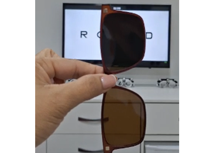 Óculos polarizados,  benefícios, cuidados e conforto visual, Como as lentes polarizadas atuam na visão

Entenda como as lentes polarizadas reduzem reflexos intensos, contribuem para o conforto visual em ambientes externos e conheça os principais aspectos que devem ser considerados antes da escolha.

As lentes polarizadas são desenvolvidas com um filtro óptico específico capaz de reduzir parte dos reflexos produzidos pela luz solar quando ela incide sobre superfícies horizontais, como ruas asfaltadas, lagos, rios, praias e veículos. Esse recurso pode proporcionar uma experiência visual mais confortável em diversas situações do dia a dia, especialmente durante atividades realizadas ao ar livre.

Ao diminuir o brilho excessivo, essas lentes podem favorecer uma percepção visual mais agradável em condições de alta luminosidade. Além disso, muitos modelos disponíveis no mercado também oferecem proteção contra a radiação ultravioleta (UV), um fator importante para auxiliar na proteção dos olhos durante a exposição ao sol. A escolha da lente deve considerar a qualidade do produto e as necessidades individuais de cada usuário.

, Conforto visual ao dirigir, Proteção UV para os olhos, em, Óptica e Optometria