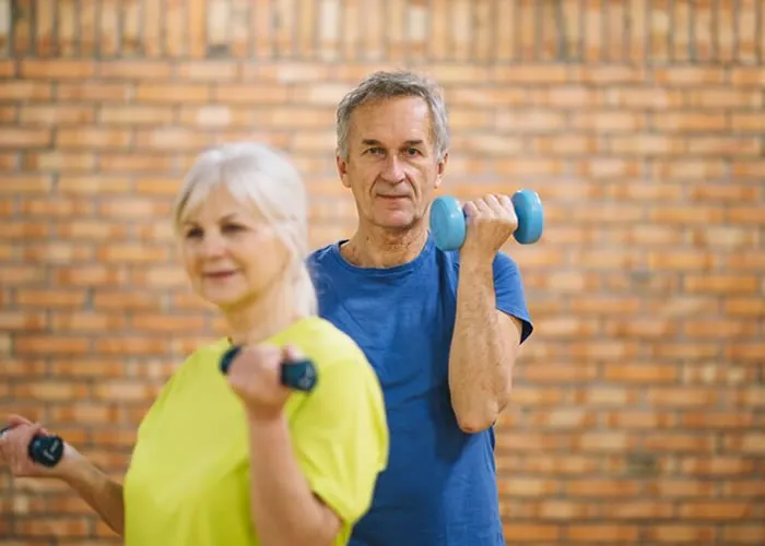 Como os idosos lidam com os problemas de joelho: Causas, soluções e dicas essenciais, Condições como osteoartrite, desgaste natural das articulações e lesões acumuladas ao longo dos anos são algumas das principais causas.

Neste artigo, exploramos como os idosos lidam com esses desafios e as melhores estratégias para aliviar as dores no joelho., Senescência , Hábitos saudáveis , em, Óptica e Optometria