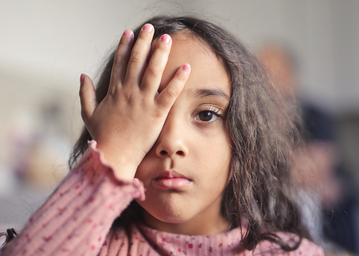 Lesões oculares relacionadas a brinquedos na infância, Brincar faz parte do desenvolvimento físico, emocional e cognitivo da criança. Entretanto, determinadas brincadeiras e alguns brinquedos podem representar riscos importantes para os olhos quando utilizados sem supervisão ou de forma inadequada. Lesões oculares podem variar desde pequenos traumatismos superficiais até alterações que exigem atendimento de urgência e acompanhamento especializado.

No Protocolo OptoPrime de Saúde Visual, a prevenção ocupa um papel central. Além da avaliação da acuidade visual e da função binocular, a orientação aos pais e responsáveis faz parte do atendimento, contribuindo para reduzir situações que possam comprometer a saúde ocular durante a infância., Trauma ocular por brinquedos, Prevenção de lesões oculares, em, Óptica e Optometria