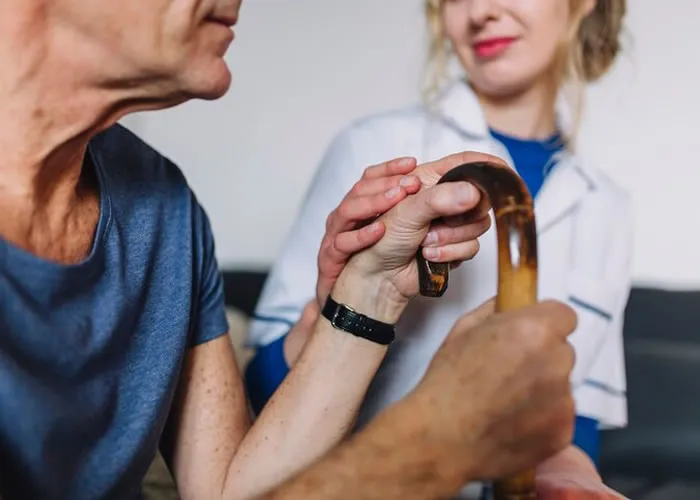 Disfagia em idosos, O envelhecimento é um processo natural que traz diversas transformações no organismo. Entre as mudanças mais significativas, as alterações no sistema digestório podem afetar diretamente a saúde e a qualidade de vida dos idosos. A disfagia, caracterizada pela dificuldade na deglutição, é uma dessas condições que pode comprometer a nutrição e levar a complicações graves, como desnutrição e pneumonia aspirativa. 

Descubra como um educador social do envelhecimento pode intervir para melhorar a alimentação e o bem-estar dos idosos!, Envelhecimento saudável, Educação alimentar, em, Óptica e Optometria