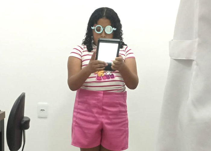 Função principal da optometria: compreender a visão de forma integrada, A optometria tem como função principal estudar e avaliar o sistema visual, considerando não apenas a capacidade de enxergar com nitidez, mas também a forma como a visão participa da orientação espacial, da leitura, da aprendizagem, do movimento, da coordenação e das atividades do cotidiano. A visão é um sentido complexo, que depende da integração entre os olhos, o sistema nervoso e o cérebro. Por isso, a avaliação visual pode envolver diferentes aspectos relacionados ao funcionamento do sistema visual.

Como área da saúde, a optometria possui um campo de atuação próprio e estabelece diálogo com outras áreas do conhecimento, como medicina, enfermagem, gerontologia, nutrição, fisioterapia, educação e outras ciências relacionadas à saúde e ao bem-estar. Essa integração não significa confundir as diferentes profissões, mas reconhecer que a saúde humana é complexa e que diferentes profissionais podem contribuir, dentro de suas respectivas competências, para a promoção da saúde, a prevenção de alterações e o encaminhamento adequado quando necessário.

A diferença entre cuidados oculares e cuidados visuais também é importante. Os cuidados oculares estão frequentemente relacionados à observação e ao acompanhamento das estruturas dos olhos, enquanto os cuidados visuais envolvem a maneira como a pessoa utiliza e processa as informações visuais no ambiente. Assim, a optometria pode analisar aspectos relacionados à qualidade da visão, à refração, à coordenação binocular, à acomodação, aos movimentos oculares e à interação entre visão, postura e atividades realizadas no dia a dia.

, Avaliação visual, Optometria e visão, em, Óptica e Optometria