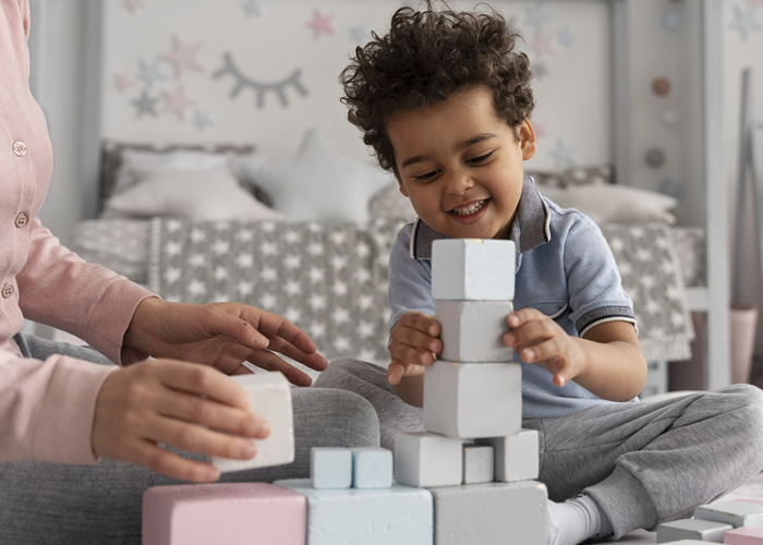 Lesões oculares relacionadas a brinquedos na infância, Brincar faz parte do desenvolvimento físico, emocional e cognitivo da criança. Entretanto, determinadas brincadeiras e alguns brinquedos podem representar riscos importantes para os olhos quando utilizados sem supervisão ou de forma inadequada. Lesões oculares podem variar desde pequenos traumatismos superficiais até alterações que exigem atendimento de urgência e acompanhamento especializado.

No Protocolo OptoPrime de Saúde Visual, a prevenção ocupa um papel central. Além da avaliação da acuidade visual e da função binocular, a orientação aos pais e responsáveis faz parte do atendimento, contribuindo para reduzir situações que possam comprometer a saúde ocular durante a infância., Trauma ocular por brinquedos, Prevenção de lesões oculares, em, Óptica e Optometria