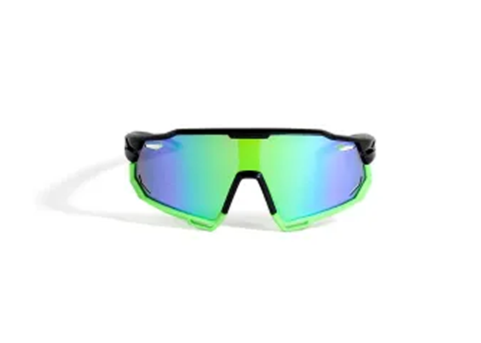 Óculos com lentes polarizadas, Como as lentes polarizadas atuam na visão

Entenda como as lentes polarizadas reduzem reflexos intensos, contribuem para o conforto visual em ambientes externos e conheça os principais aspectos que devem ser considerados antes da escolha.

As lentes polarizadas são desenvolvidas com um filtro óptico específico capaz de reduzir parte dos reflexos produzidos pela luz solar quando ela incide sobre superfícies horizontais, como ruas asfaltadas, lagos, rios, praias e veículos. Esse recurso pode proporcionar uma experiência visual mais confortável em diversas situações do dia a dia, especialmente durante atividades realizadas ao ar livre.

Ao diminuir o brilho excessivo, essas lentes podem favorecer uma percepção visual mais agradável em condições de alta luminosidade. Além disso, muitos modelos disponíveis no mercado também oferecem proteção contra a radiação ultravioleta (UV), um fator importante para auxiliar na proteção dos olhos durante a exposição ao sol. A escolha da lente deve considerar a qualidade do produto e as necessidades individuais de cada usuário.

, Conforto visual ao dirigir, Proteção UV para os olhos, em, Óptica e Optometria