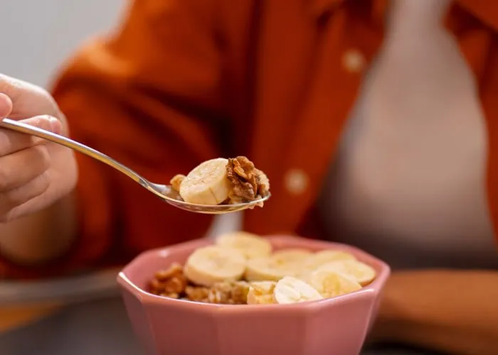 Disfagia e envelhecimento, veja como a educação alimentar pode ajudar a pessoa idosa, O envelhecimento é um processo natural que traz diversas transformações no organismo. Entre as mudanças mais significativas, as alterações no sistema digestório podem afetar diretamente a saúde e a qualidade de vida dos idosos. A disfagia, caracterizada pela dificuldade na deglutição, é uma dessas condições que pode comprometer a nutrição e levar a complicações graves, como desnutrição e pneumonia aspirativa. 

Descubra como um educador social do envelhecimento pode intervir para melhorar a alimentação e o bem-estar dos idosos!, Envelhecimento saudável, Educação alimentar, em, Óptica e Optometria