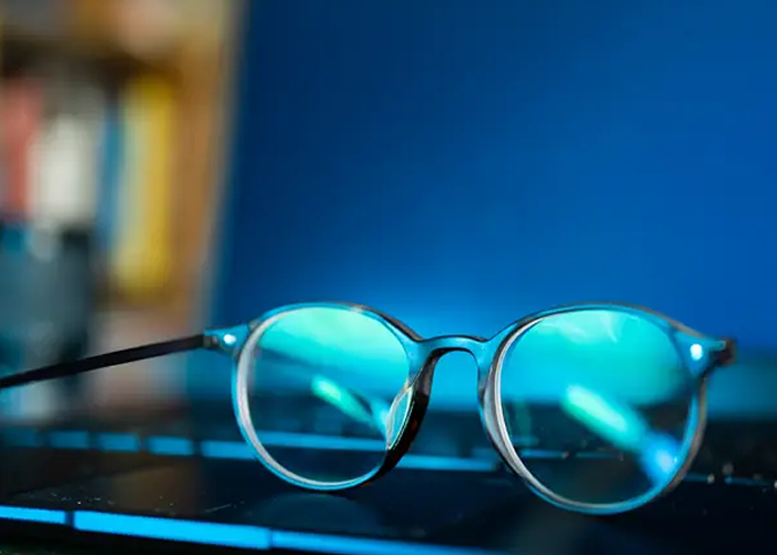 Armação curvada e conforto visual em lentes monofocais, Análise clínica de adaptação visual em paciente jovem utilizando lente monofocal com grau negativo, armação curvada e filtro azul.

Paciente de 28 anos procurou avaliação visual relatando desconforto durante o uso de seus óculos, principalmente em atividades prolongadas de visão próxima e durante períodos de exposição a telas digitais. O paciente utilizava lentes monofocais com prescrição aproximada de -1,00 dioptria esférica, -3,00 dioptrias cilíndricas no eixo 10º, montadas em uma armação com curvatura acentuada.

Durante a análise inicial, observou-se que alguns fatores relacionados ao conjunto óptico poderiam estar influenciando a percepção visual, como a geometria da armação, posição das lentes em relação aos olhos, parâmetros de montagem, adaptação ao astigmatismo corrigido e características individuais de sensibilidade visual.

A presença de uma armação mais curvada pode alterar a relação entre o eixo visual do usuário e a superfície da lente, podendo modificar a experiência perceptiva principalmente em prescrições com maior componente cilíndrico. Isso não significa necessariamente um erro na prescrição, mas indica a importância de avaliar a interação entre lente, armação e sistema visual., Protocolo OptoPrime avaliação visual, Sensibilidade ao filtro azul em lentes, em, Óptica e Optometria