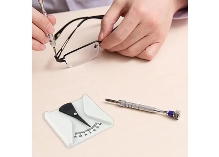 Importância do Ângulo Pantoscópico: Entenda sua função nos óculos, O que é o ângulo pantoscópico?

O ângulo pantoscópico é uma característica do ajuste da armação que influencia a forma como as lentes se posicionam diante dos olhos, podendo contribuir para o desempenho óptico e o conforto visual em diferentes situações de uso.

O ângulo pantoscópico corresponde à inclinação da lente em relação ao plano vertical quando os óculos estão posicionados corretamente no rosto. Em vez de permanecer totalmente perpendicular ao solo, a parte inferior da lente fica levemente mais próxima da face, formando um pequeno ângulo. Esse ajuste faz parte da adaptação da armação e pode influenciar o comportamento óptico das lentes.

Na prática, essa inclinação busca aproximar a direção do olhar da posição em que a pessoa utiliza os óculos durante atividades do cotidiano, como caminhar, dirigir ou realizar tarefas de perto. O valor do ângulo pantoscópico pode variar conforme o tipo de armação, as características anatômicas do usuário e a finalidade da correção óptica.

Esquema ilustrativo do ângulo pantoscópico demonstrando a diferença entre a incidência dos raios luminosos na visão para longe e na visão para perto. O correto ajuste da inclinação das lentes pode contribuir para o desempenho óptico, reduzindo os efeitos da incidência oblíqua da luz e favorecendo o conforto visual, especialmente em lentes multifocais e personalizadas., Óptica oftálmica, Exame vista OptoPrime, em, Óptica e Optometria